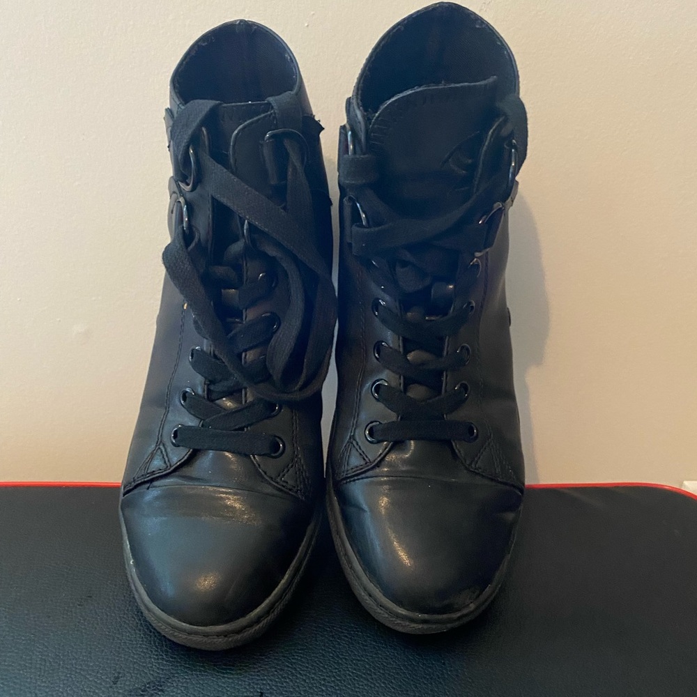 Sneakers strange cult
